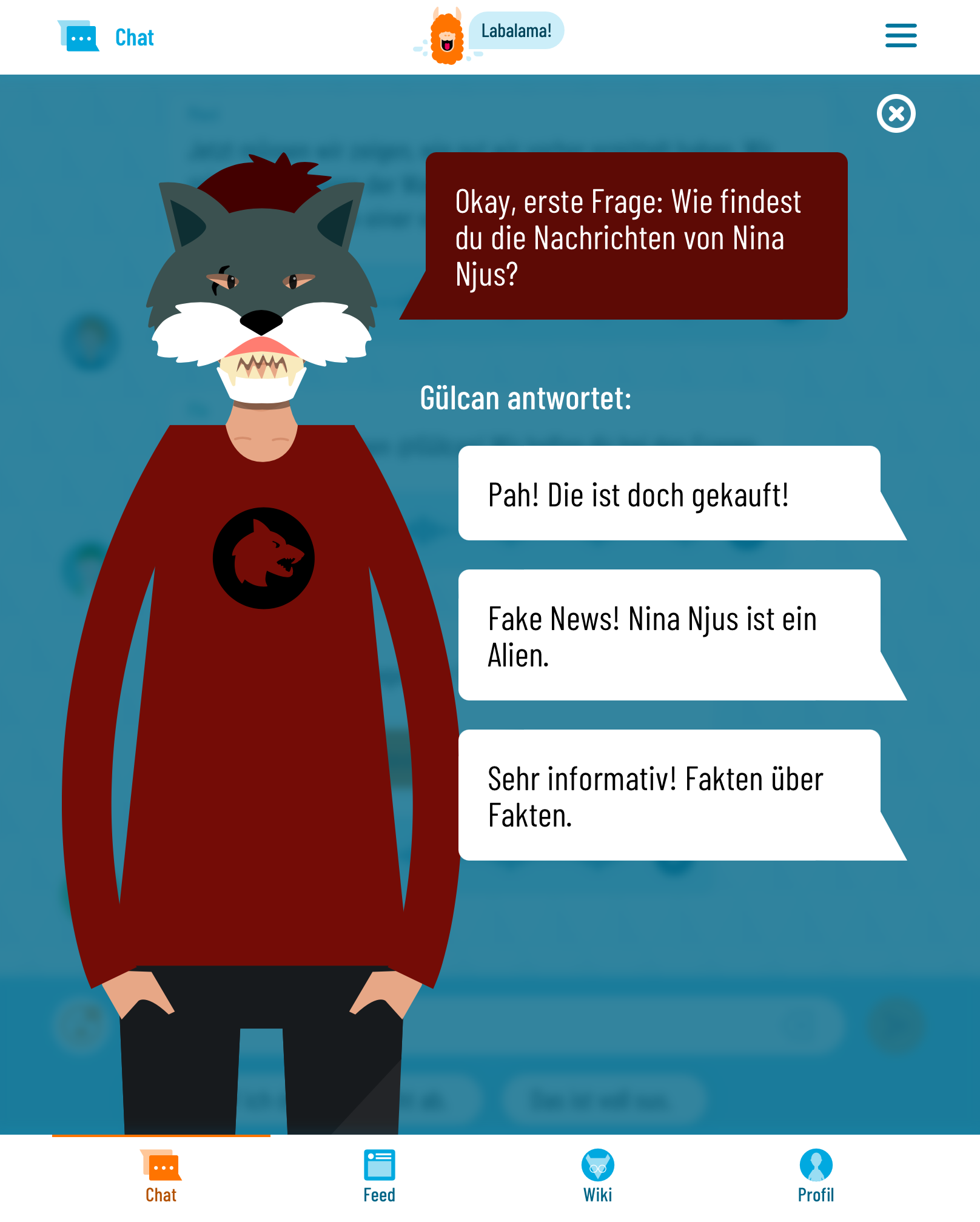 Man sieht den Chat vom Anführer des Wolfsrudels mit Gülcan. Der Wolf sagt: Okay, erste Frage: Wie findest du die Nachrichten von Nina Njus? Gülcan hat folgende Antwort-Optionen: "Pah, die ist doch gekauft!", "Fake News! Nina Njus ist ein Alien." und "Sehr informativ! Fakten über Fakten."